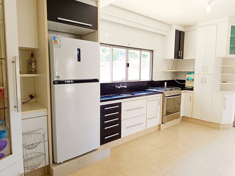 Piscina, churrasq, ar cond. casa/400m mar - ALE90