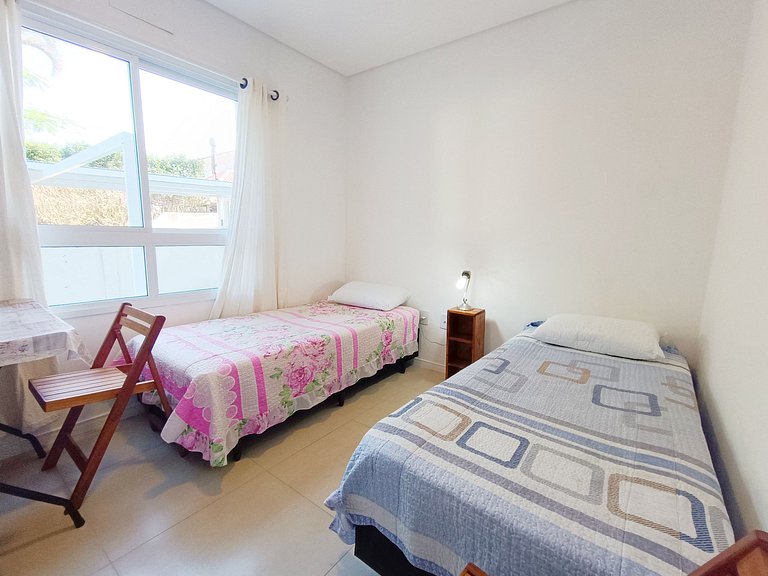 Apartamento Santinho, churrasqueira e ar - INE103