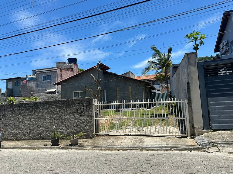 Casa simpática com amplo terreno - REN28