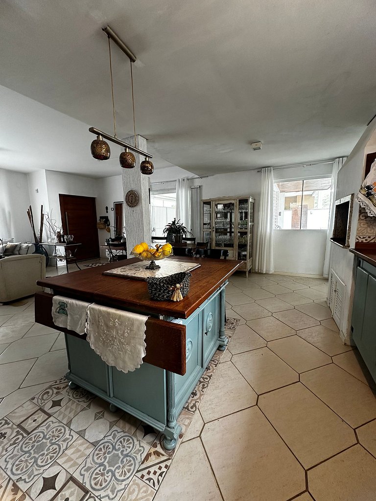Casa em condomínio, piscina, churrasqueira -LEO605