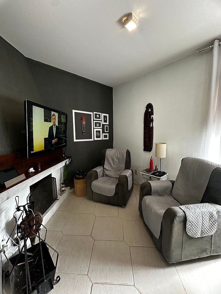 Casa em condomínio, piscina, churrasqueira -LEO605