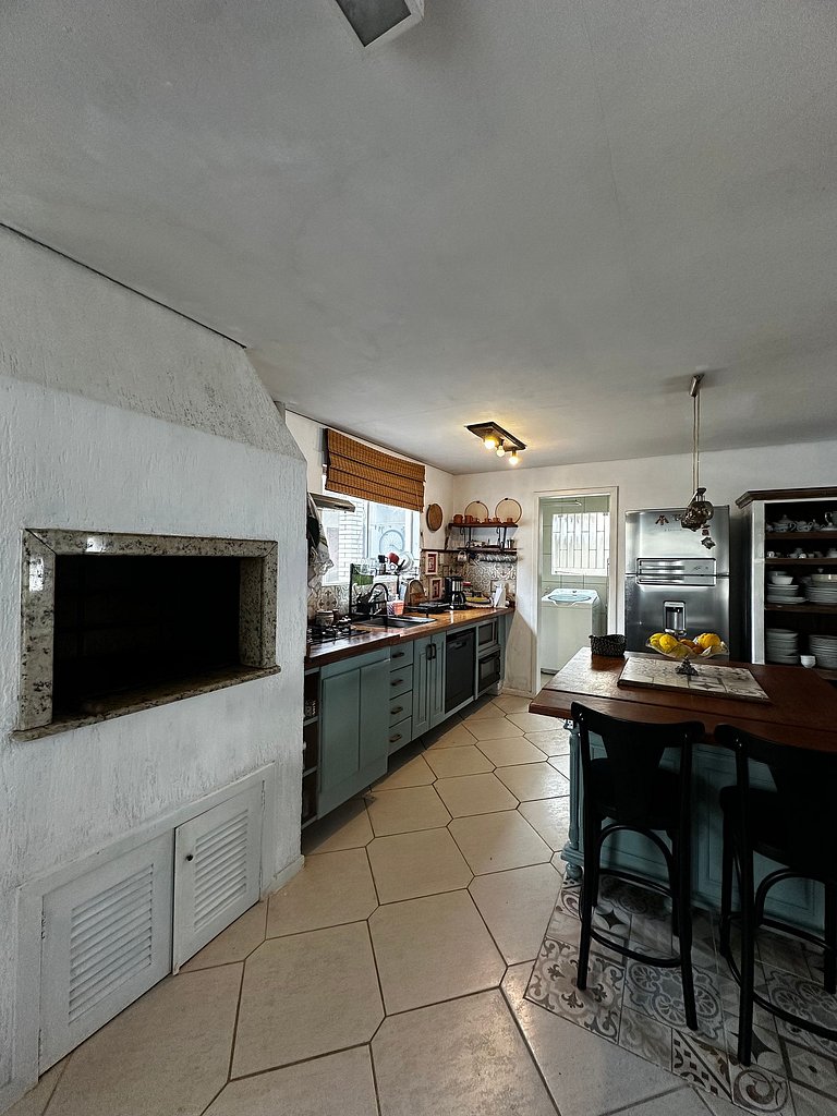 Casa em condomínio, piscina, churrasqueira -LEO605