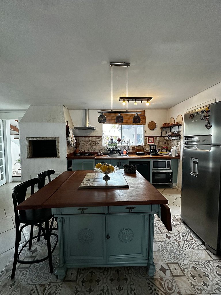 Casa em condomínio, piscina, churrasqueira -LEO605