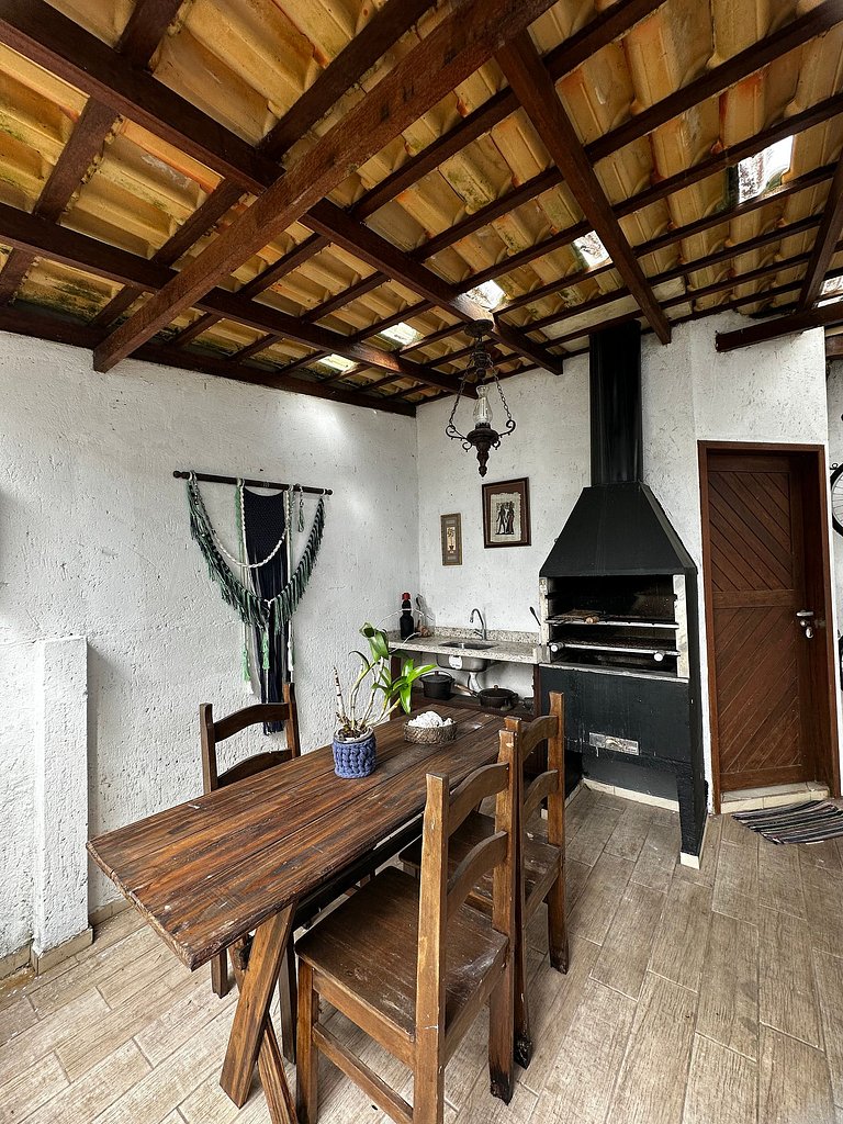 Casa em condomínio, piscina, churrasqueira -LEO605