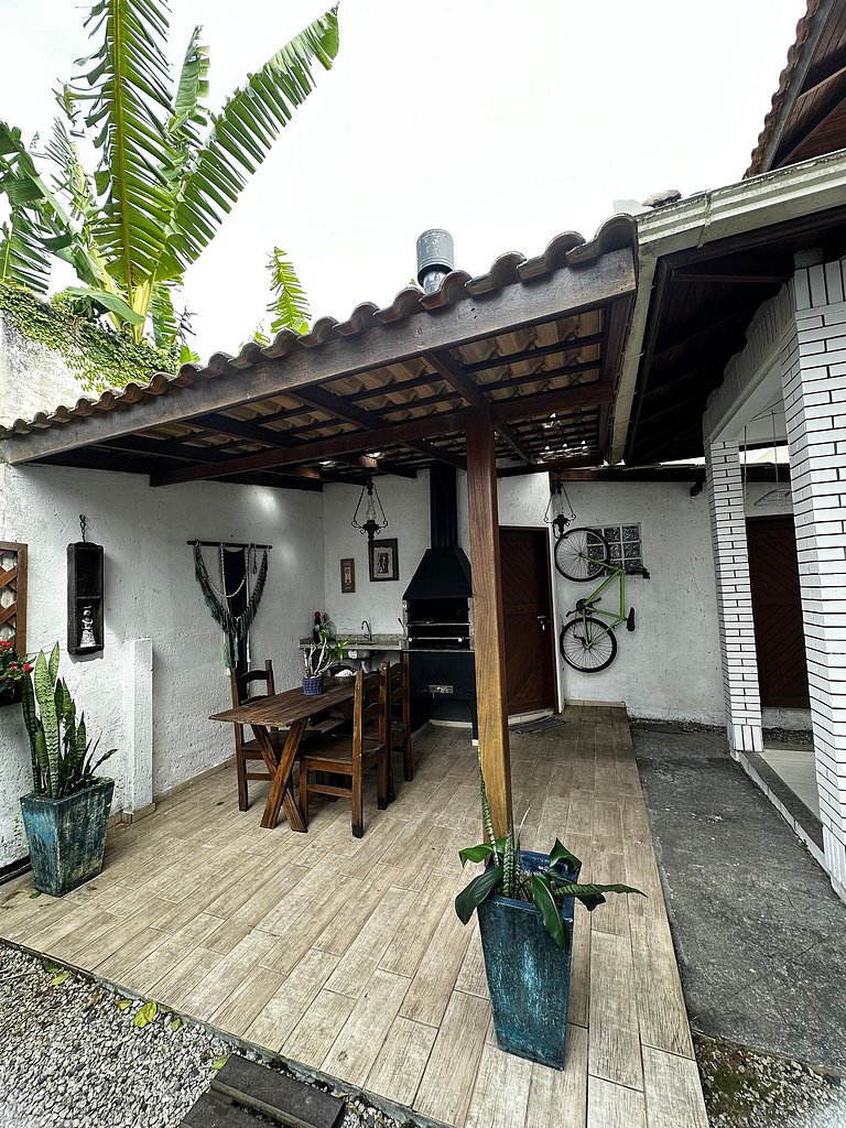 Casa em condomínio, piscina, churrasqueira -LEO605