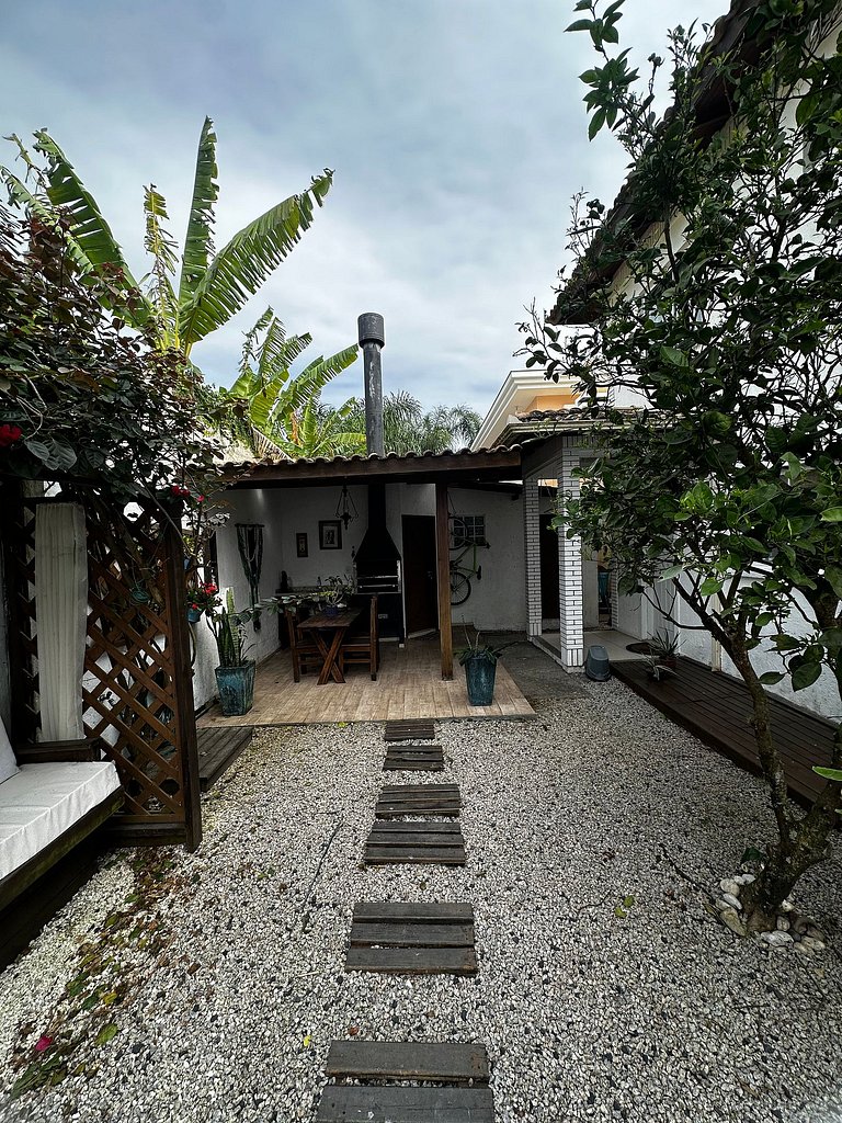 Casa em condomínio, piscina, churrasqueira -LEO605