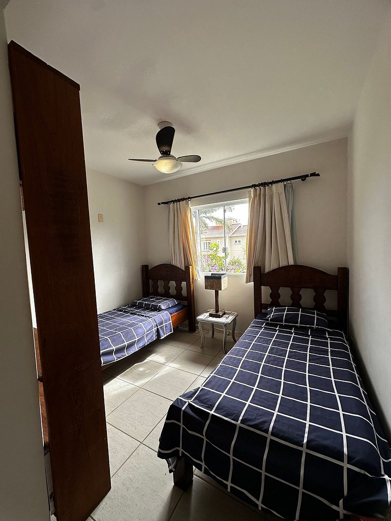 Casa em condomínio, piscina, churrasqueira -LEO605