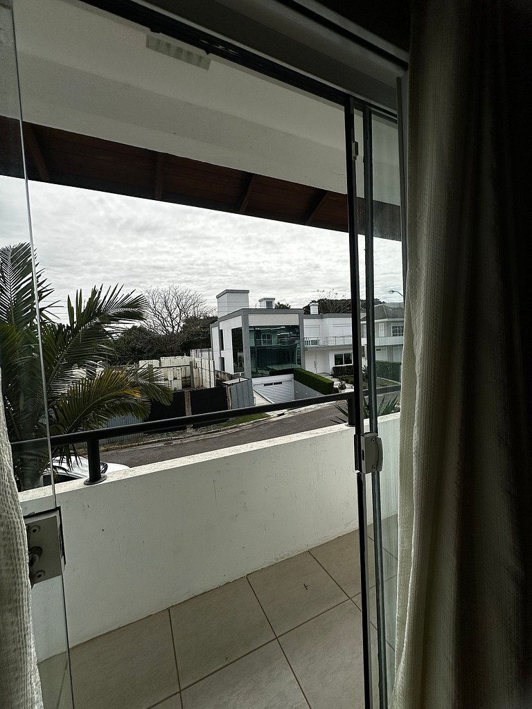 Casa em condomínio, piscina, churrasqueira -LEO605