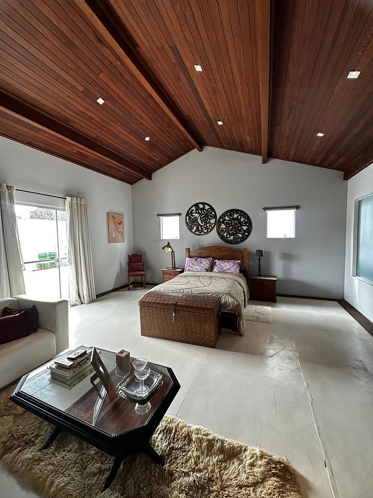 Casa em condomínio, piscina, churrasqueira -LEO605
