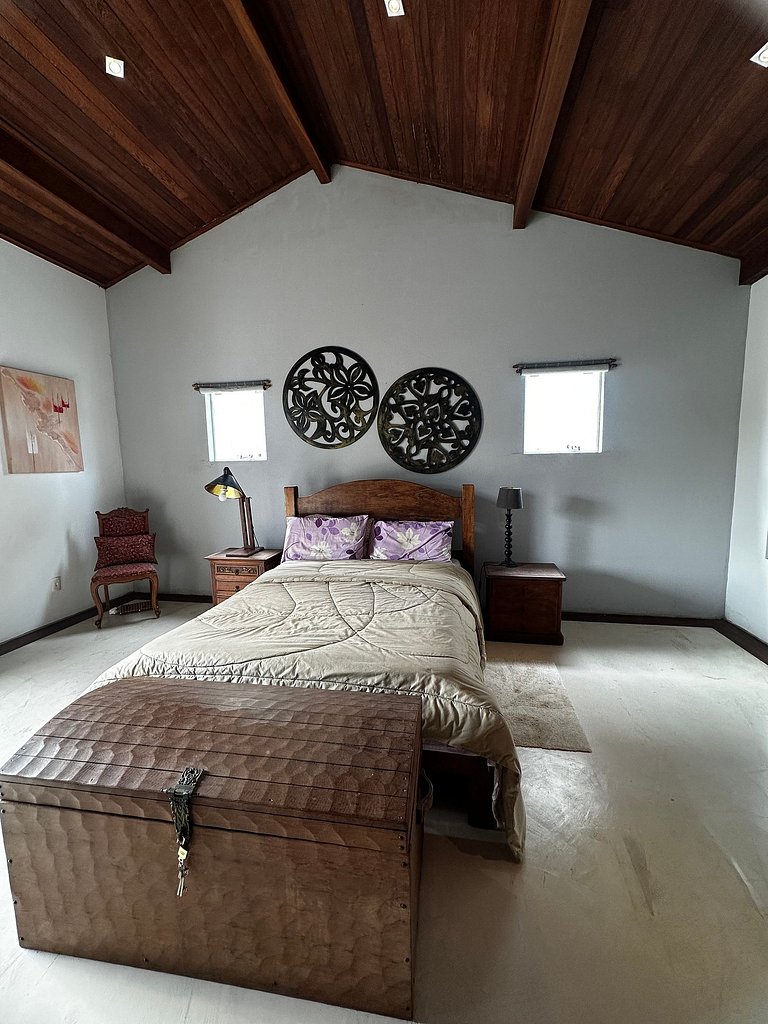 Casa em condomínio, piscina, churrasqueira -LEO605