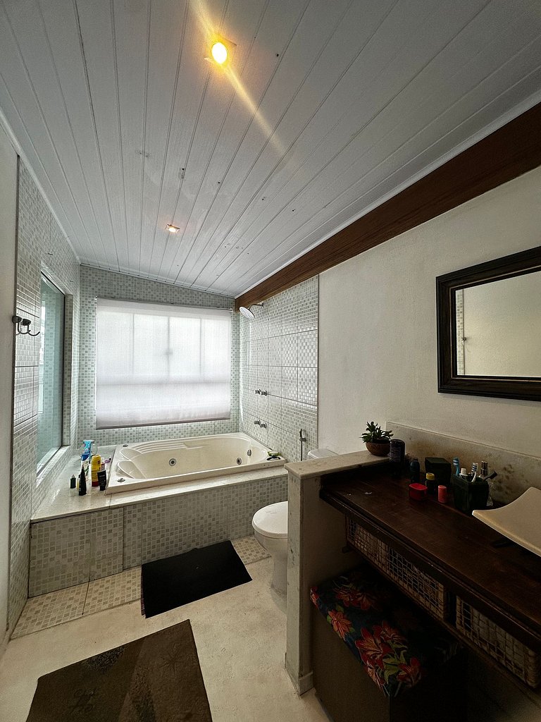 Casa em condomínio, piscina, churrasqueira -LEO605