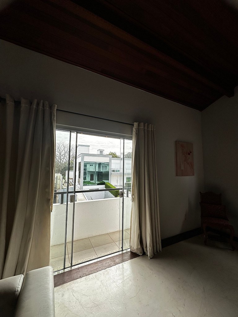 Casa em condomínio, piscina, churrasqueira -LEO605