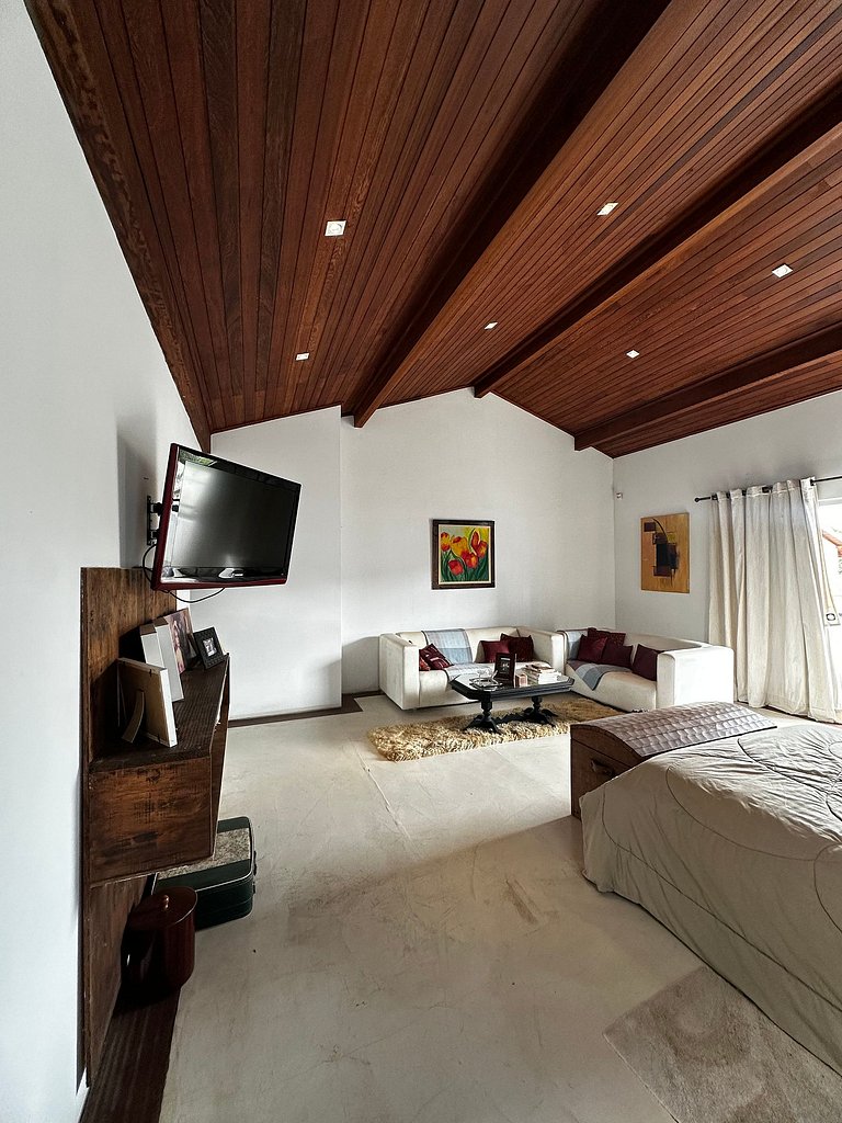 Casa em condomínio, piscina, churrasqueira -LEO605