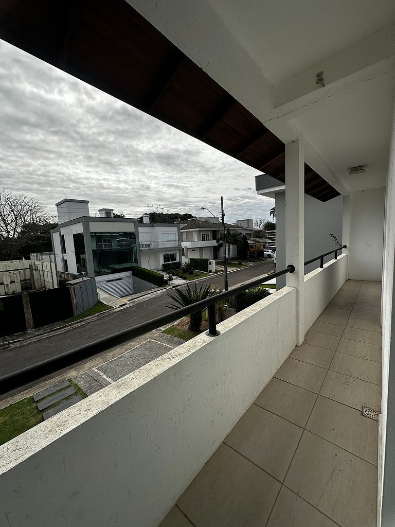 Casa em condomínio, piscina, churrasqueira -LEO605