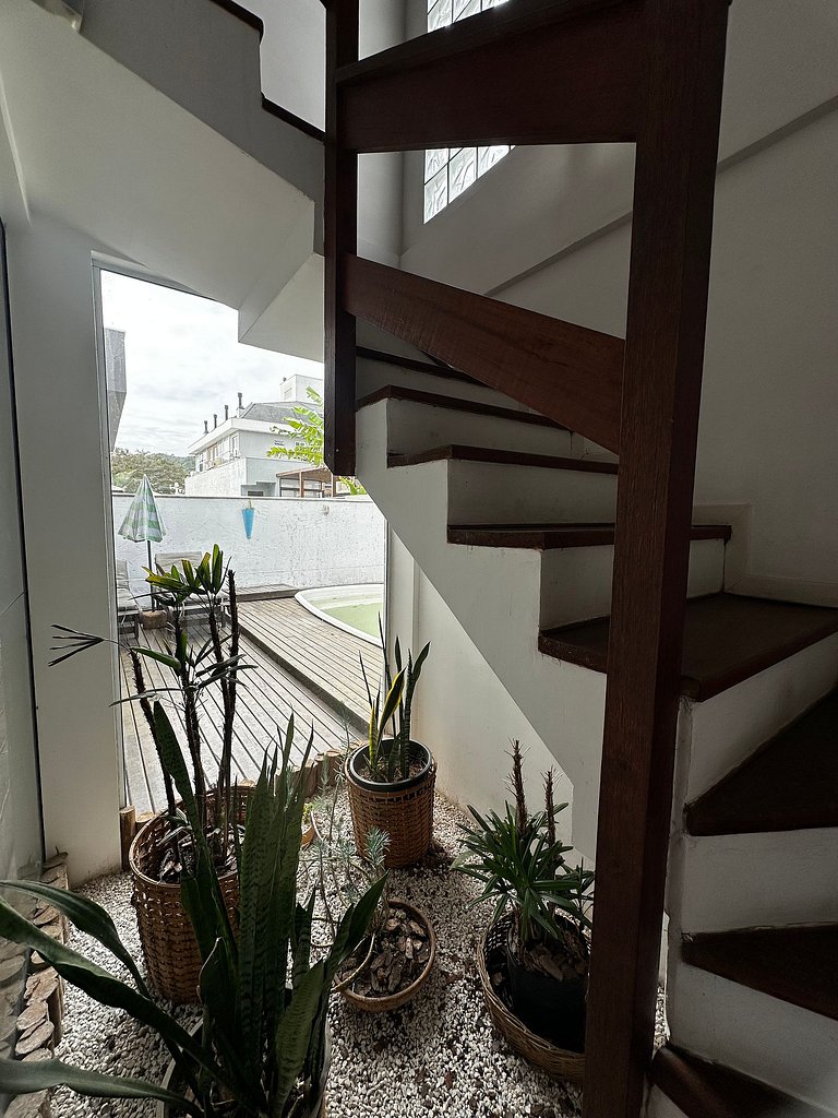 Casa em condomínio, piscina, churrasqueira -LEO605