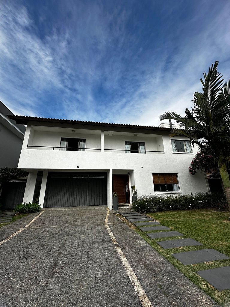 Casa em condomínio, piscina, churrasqueira -LEO605