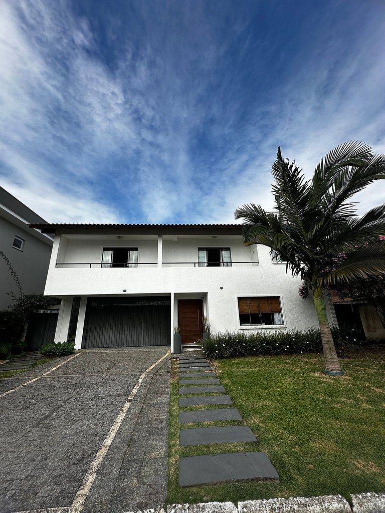 Casa em condomínio, piscina, churrasqueira -LEO605