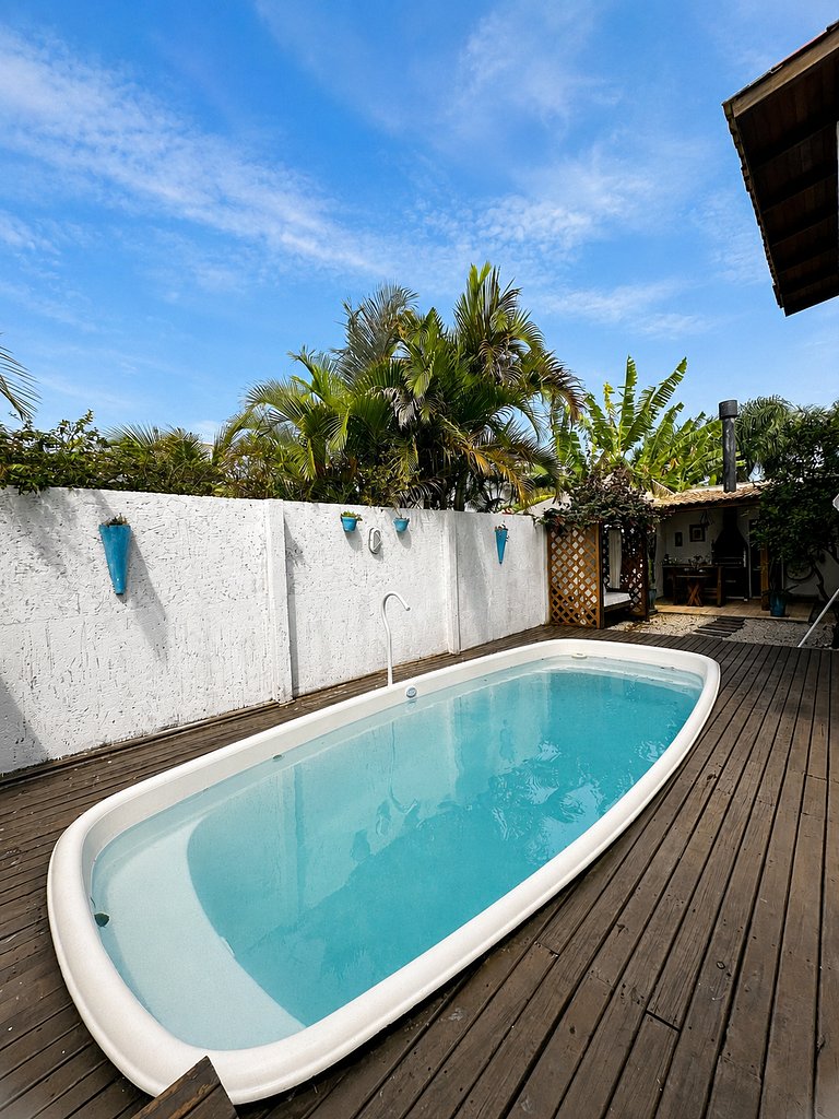 Casa em condomínio, piscina, churrasqueira -LEO605