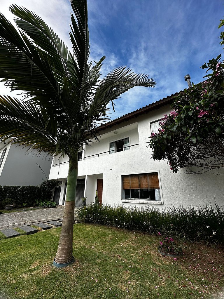 Casa em condomínio, piscina, churrasqueira -LEO605